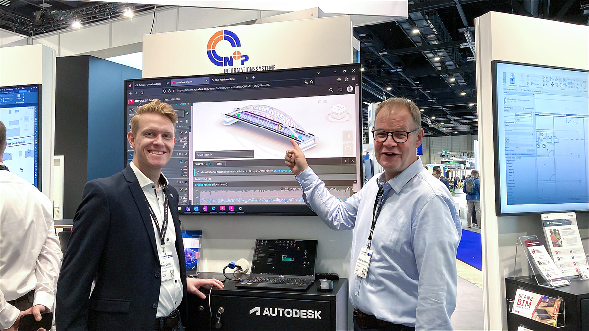 Kevin Grimm und Christian Thiemann von N+P pr&auml;sentieren auf der INTERGEO digitale L&ouml;sungen f&uuml;r die Infrastrukturplanung am Autodesk-Gemeinschaftsstand.