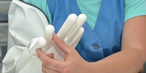 Qualit&auml;tspr&uuml;fung eines Spezialhandschuhs von JUNG Gummitechnik.