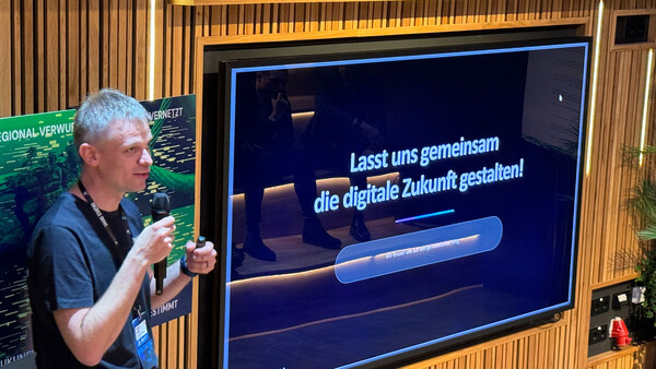 Vorstandsvorsitzender Woitag zur Gr&uuml;ndungsveranstaltung