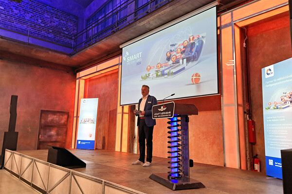 Daniel M&uuml;nch, Leiter strategische Kundenentwicklung, f&uuml;hrte als Moderator durch die Smart Factory Days.