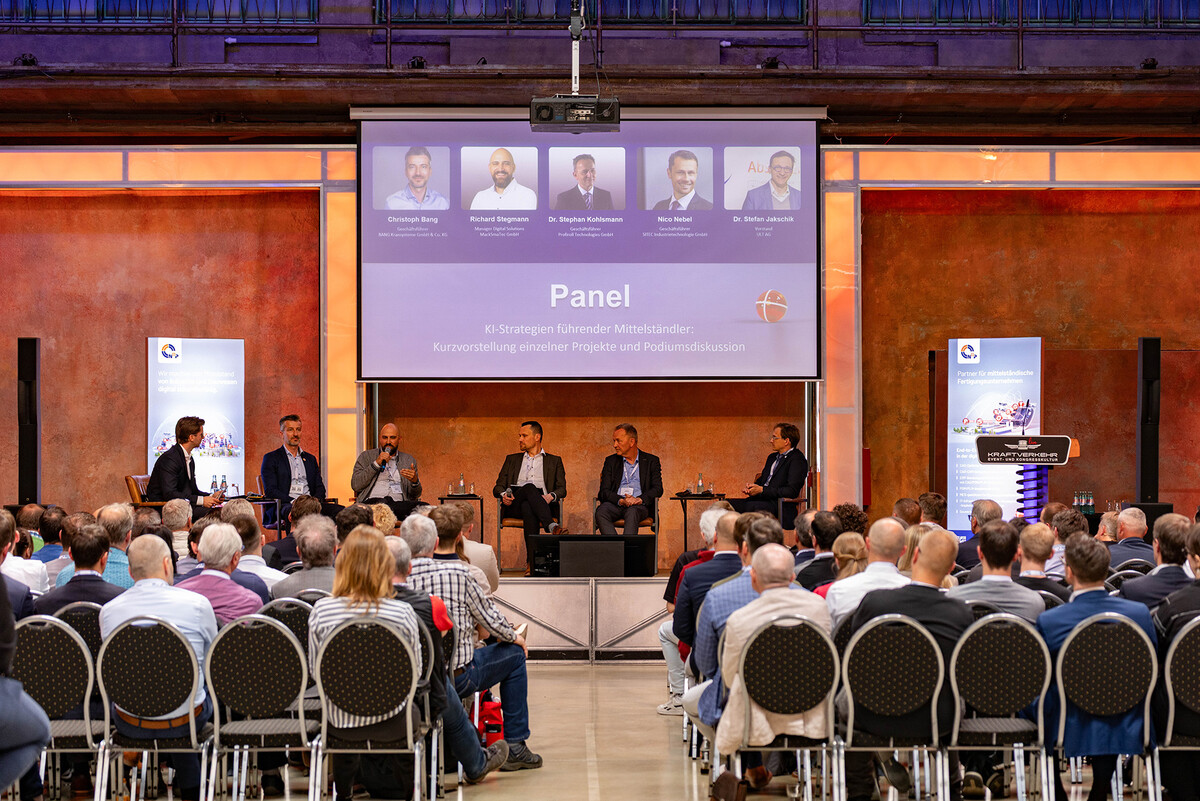 Praxisnaher Austausch zur KI-Umsetzung im Mittelstand: Im Panel teilten Unternehmensvertre-ter ihre Erfahrungen aus aktuellen Digitalisierungsprojekten.