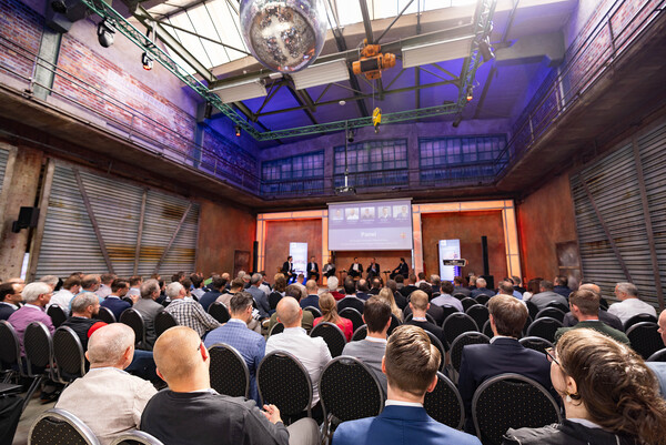 Podiumsdiskussion zum Thema KI-Strategien und Projekte mit f&uuml;hrenden Mittelst&auml;ndlern