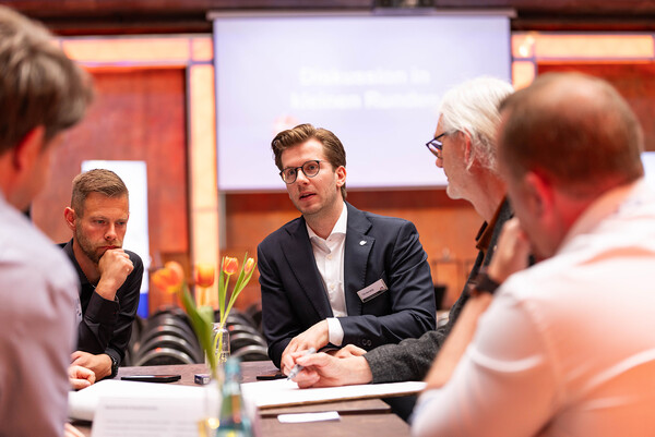 Till Hertig, Gesellschafter von N+P, diskutierte mit Teilnehmenden &uuml;ber KI-Strategien in der Industrie.