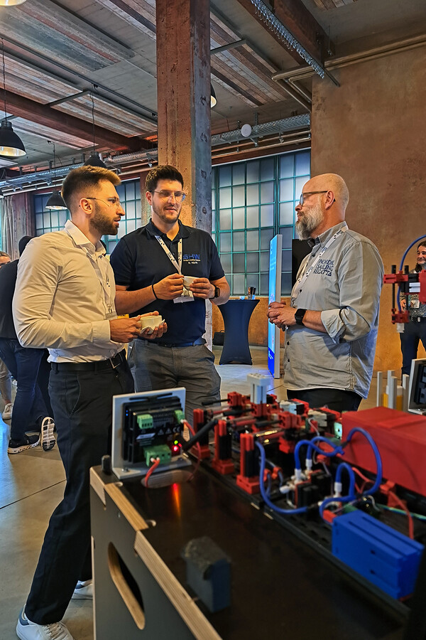 Smart Systems Hub pr&auml;sentierte in der Fachausstellung das mobile Popup-Testbed und machte Daten&ouml;kosysteme sowie konkrete Manufacturing-X Use Cases erlebbar