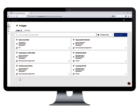 Monitor mit Listenansicht mehrerer Anlagen im Serviceportal inklusive Standort- und Firmendaten.