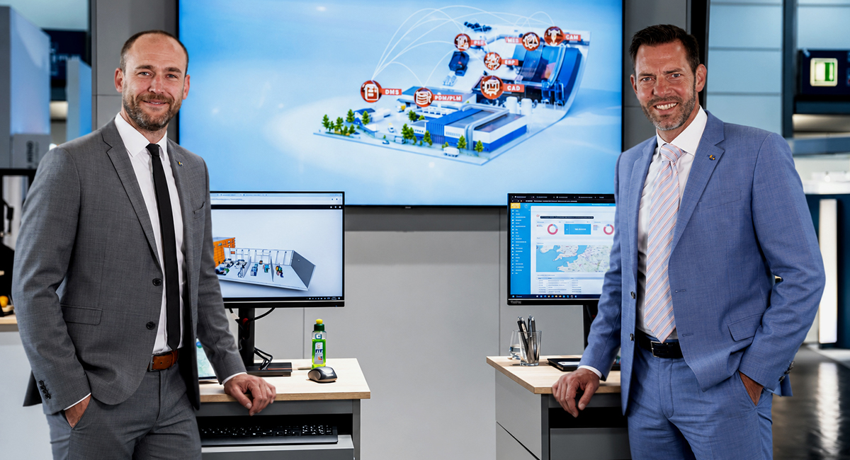 N+P auf der FMB 2026: Digitalisierung für den Maschinen- und Anlagenbau Tobias Baetke, Bereichsleiter ERP/MES, und Roman Wolf, Leiter Vertrieb ERP/MES bei N+P, vor einem digitalen Fabrikmodell und Softwarelösungen für vernetzte Produktionsprozesse.